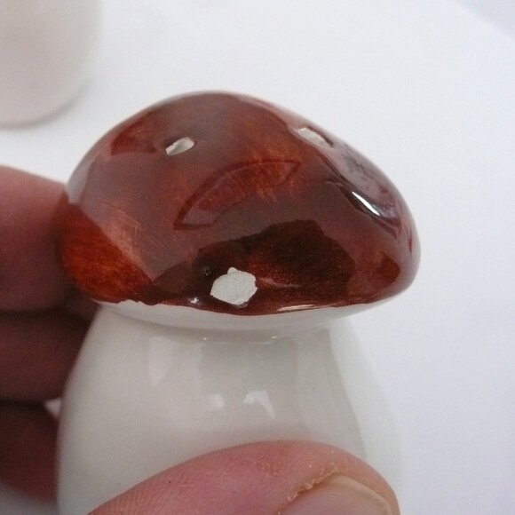 Vintage Mushroom Salt and Pepper Shakers Brown / White Retro - Picture 4 of 4